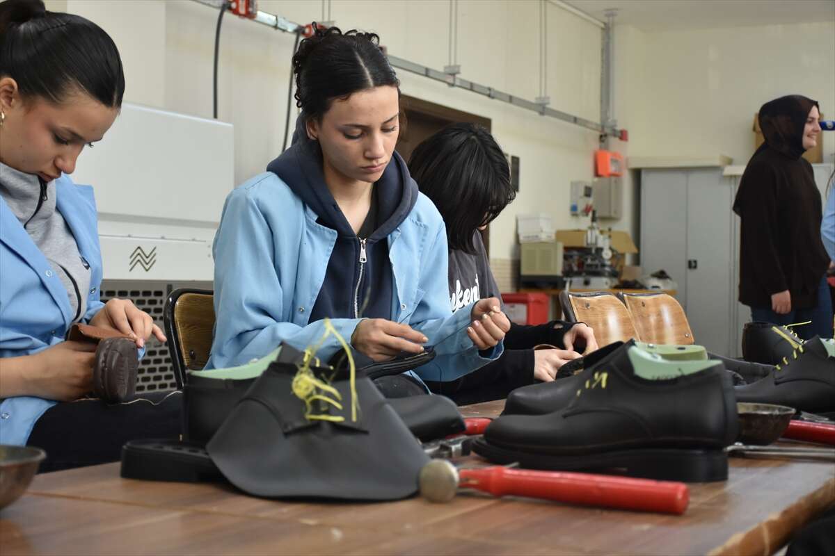 Geleceğin ayakkabı tasarımcılarını Konya yetiştiriyor 4